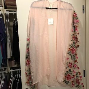 🆕 Embroidered knee-length peach kimono, OS